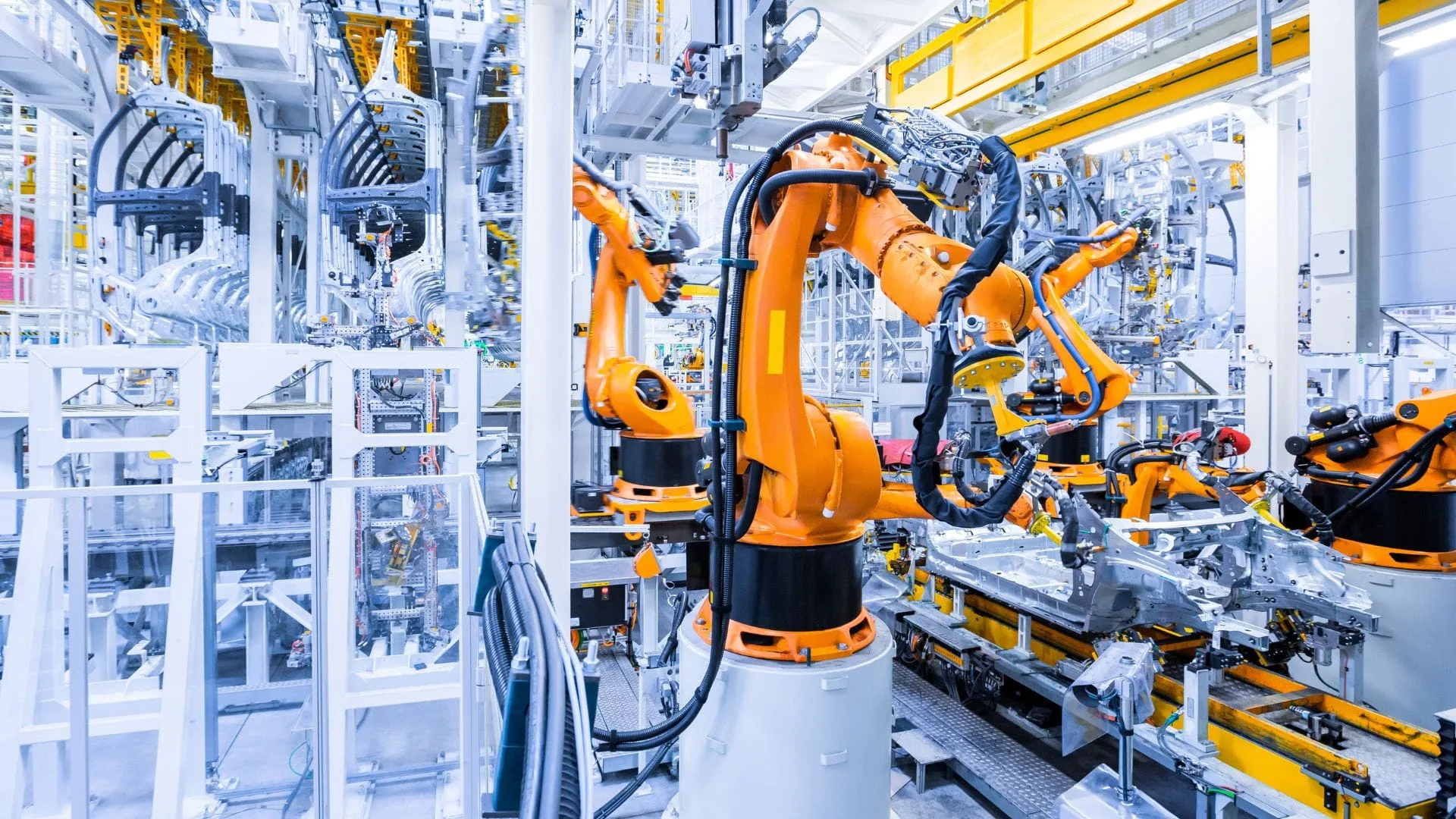 Roboty przemysłowe na zautomatyzowanej linii produkcyjnej