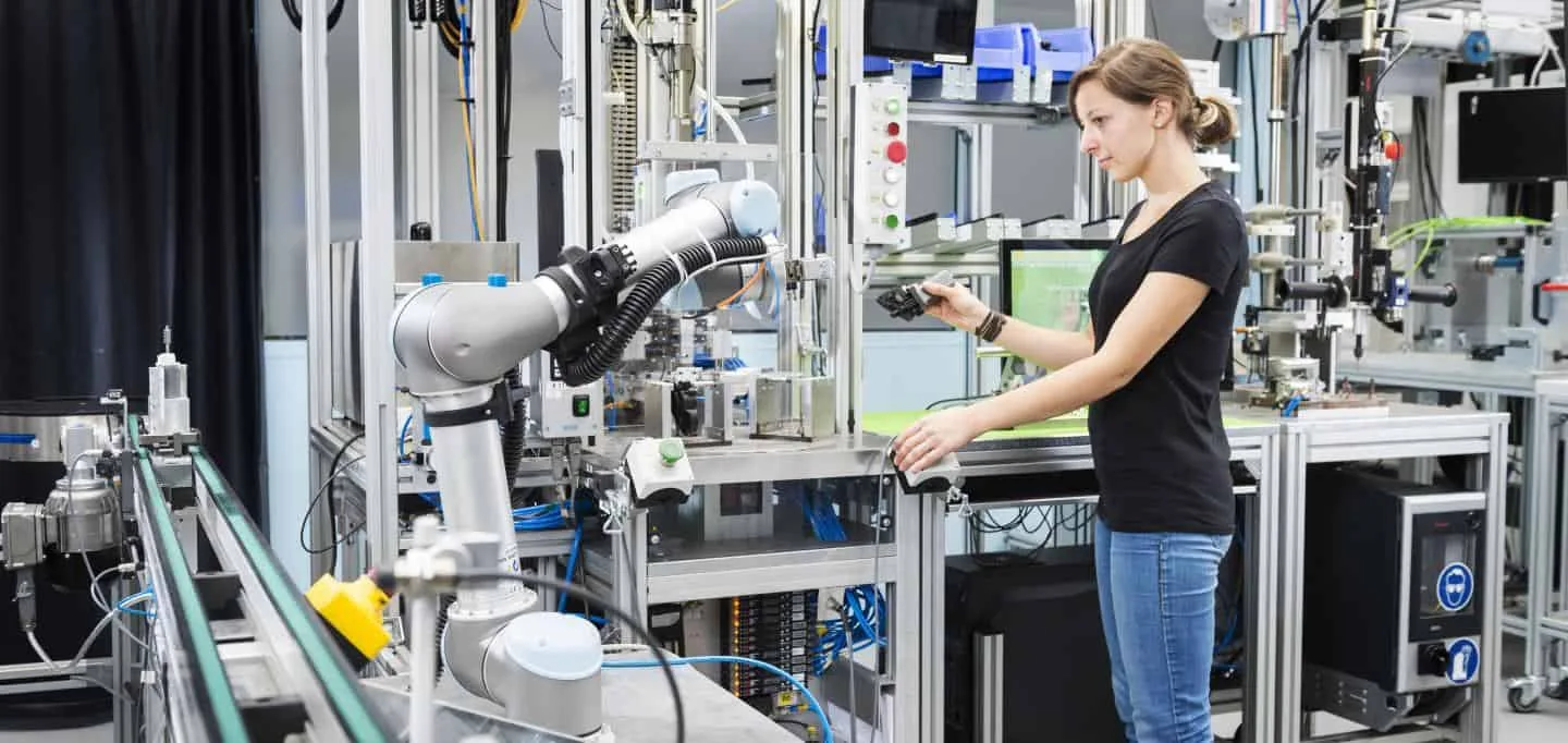 Coboty w produkcji – kiedy robot kolaboracyjny się opłaca?