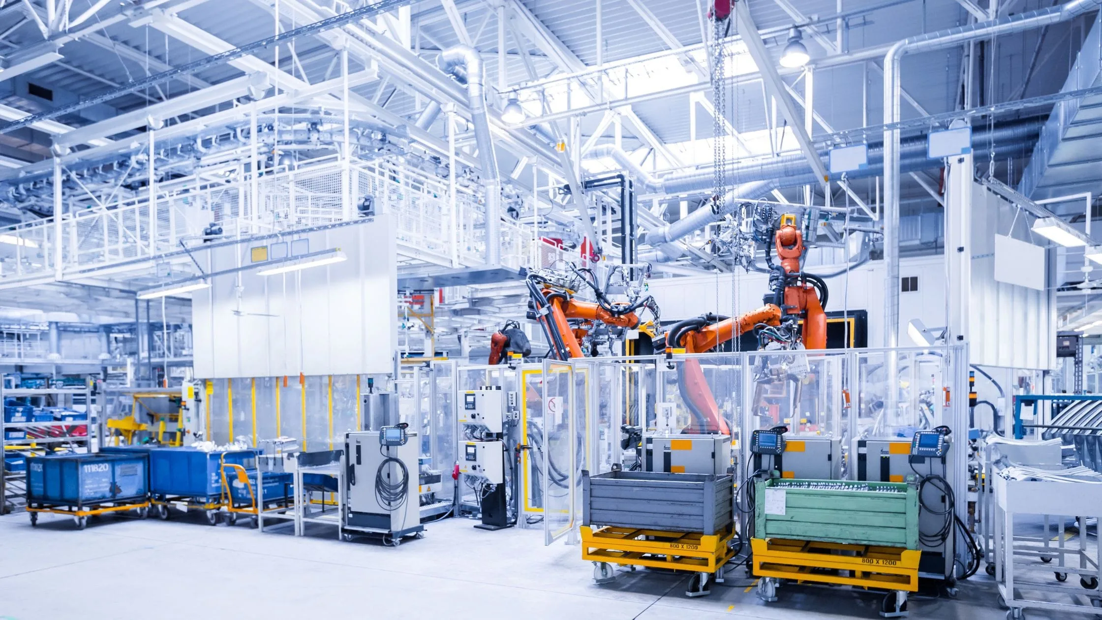 Roboty i linia produkcyjna w nowoczesnej hali