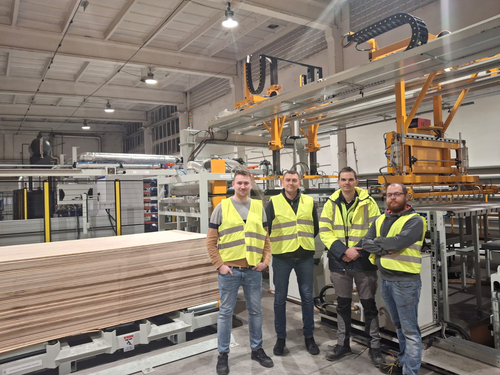 Chińska linia produkcyjna do laminowania sklejki - inżynierowie